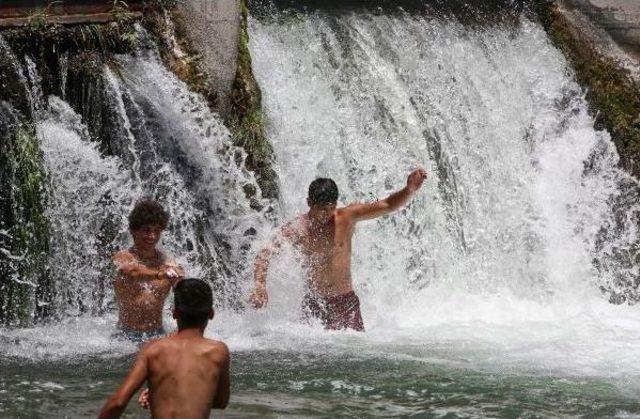 Antalya da Kanal Suyunda Serinlik 3