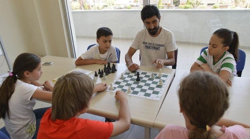 &Ccedil;ocuklar Tatillerini Satran&ccedil; İle Değerlendiriyor