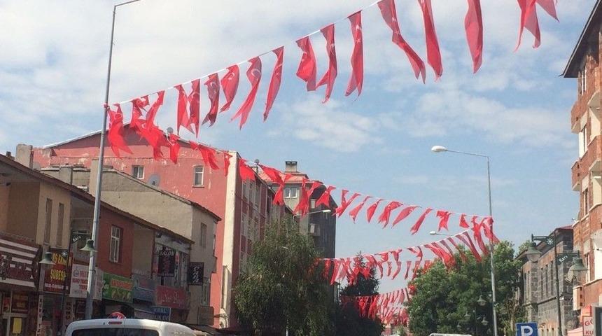 Kars Belediyesi Ana Caddeleri Bayraklarla Donattı