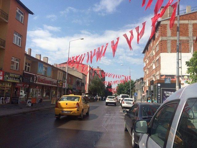 Kars Belediyesi Ana Caddeleri Bayraklarla Donattı