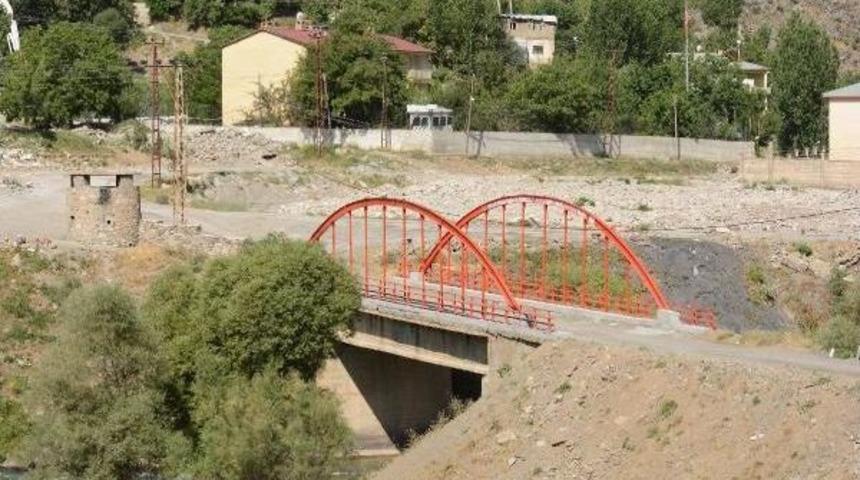 Ter&ouml;ristlerin Kullandığı K&ouml;pr&uuml;y&uuml; Yıkıp Vatandaşa 5 K&ouml;pr&uuml; Yaptı