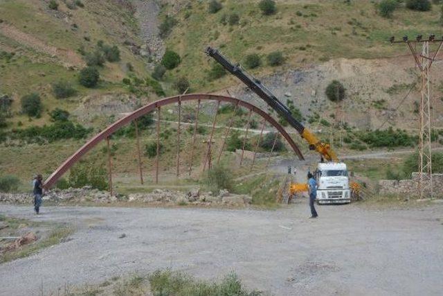 Teröristlerin Kullandığı Köprüyü Yıkıp Vatandaşa 5 Köprü Yaptı