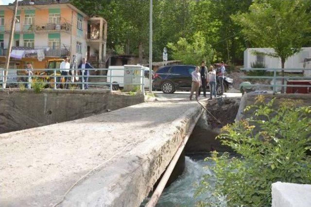 Teröristlerin Kullandığı Köprüyü Yıkıp Vatandaşa 5 Köprü Yaptı