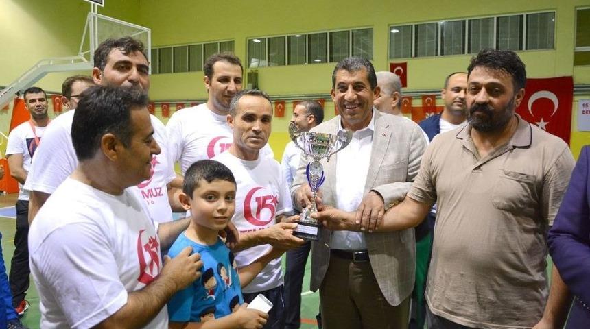 Kazandıkları Kupayı 15 Temmuz Şehidinin Ağabeyine Verdiler