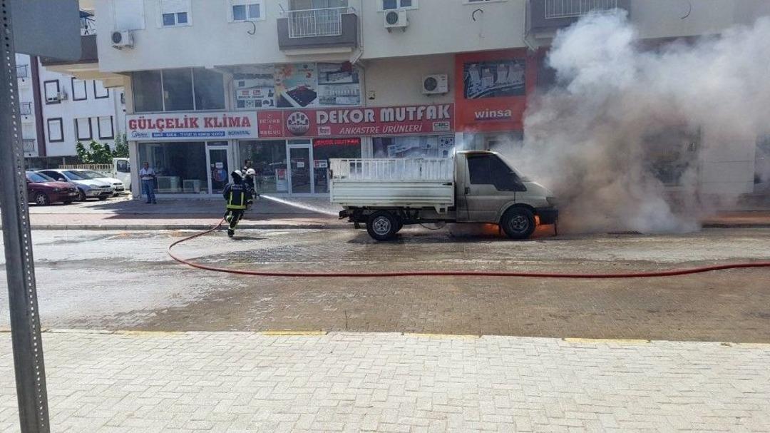 Park Halindeki Kamyonet Alev Alev Yandı