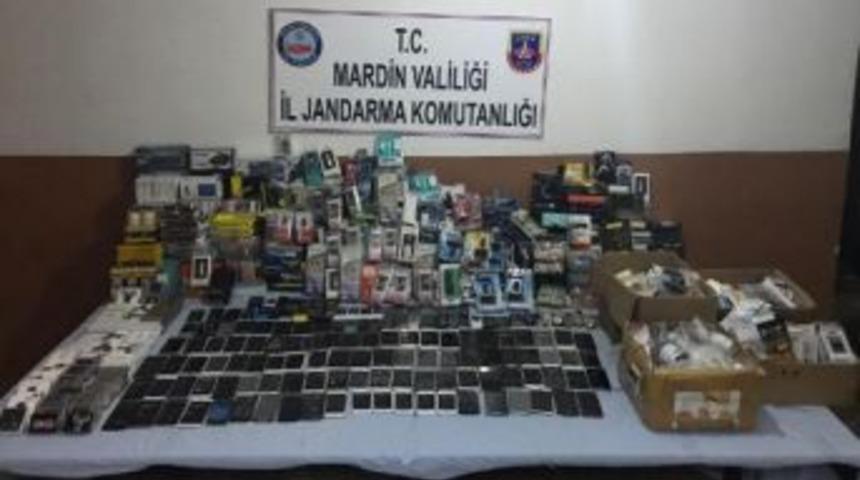 Mardin'de 140 Ka&ccedil;ak Cep Telefonu Ele Ge&ccedil;irildi