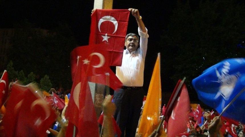 Ak Parti İl Başkanı &Ouml;zke&ccedil;eci&rsquo;den 15 Temmuz Mesajı