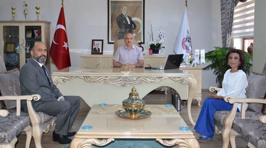 &Ouml;ğretmen Burhan Esen&rsquo;e Ulusal Kalite Etiket &Ouml;d&uuml;l&uuml;