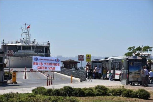 İzmir Körfezi'nde Grev Sürüyor