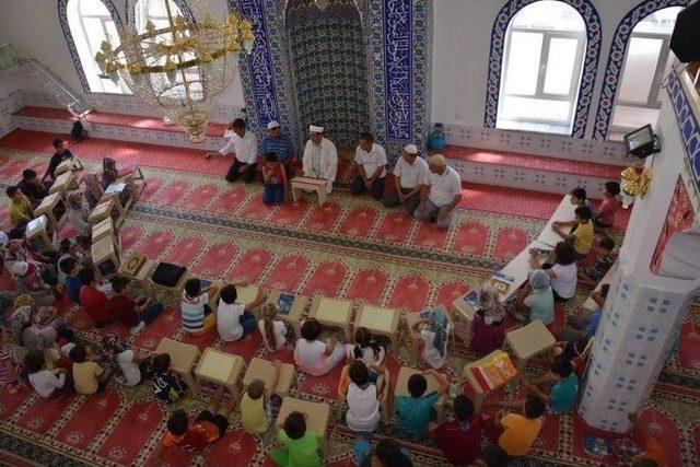 Kur’an Kursu Öğrencileri 15 Temmuz Şehitlerini Andı