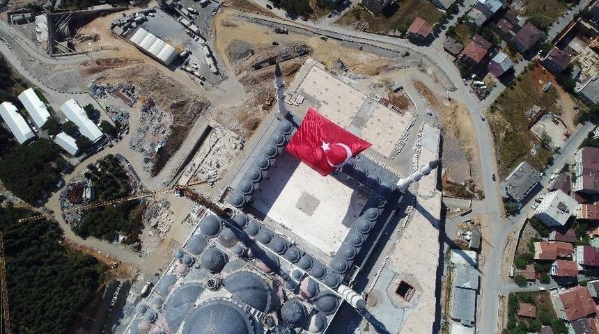 15 Temmuz Şehitleri İ&ccedil;in &Ccedil;amlıca Camii&rsquo;ne Asılan Dev T&uuml;rk Bayrağı Havadan G&ouml;r&uuml;nt&uuml;lendi