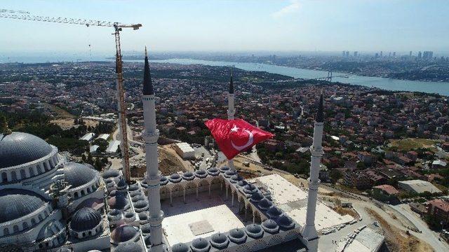 15 Temmuz Şehitleri İçin Çamlıca Camii’ne Asılan Dev Türk Bayrağı Havadan Görüntülendi