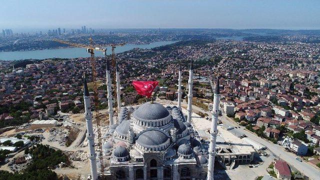 15 Temmuz Şehitleri İçin Çamlıca Camii’ne Asılan Dev Türk Bayrağı Havadan Görüntülendi