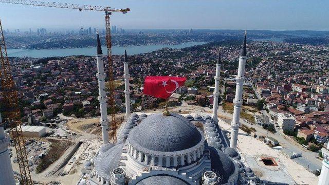 15 Temmuz Şehitleri İçin Çamlıca Camii’ne Asılan Dev Türk Bayrağı Havadan Görüntülendi