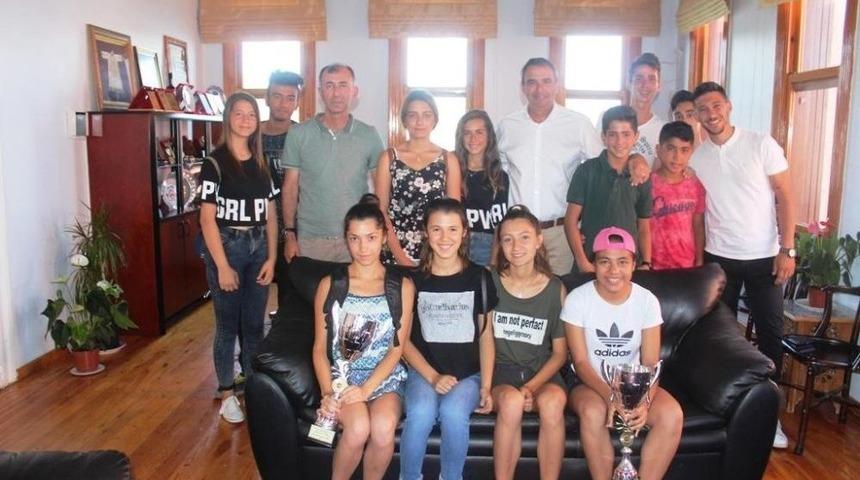 Kazandıkları Kupaları Belediye Başkanı Gen&ccedil;er&rsquo;e Hediye Ettiler