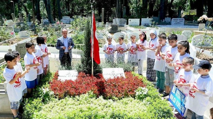 Bilgi Evi &Ouml;ğrencileri Abdullah Tayyip Ol&ccedil;ok&rsquo;u Mezarı Başında Andı