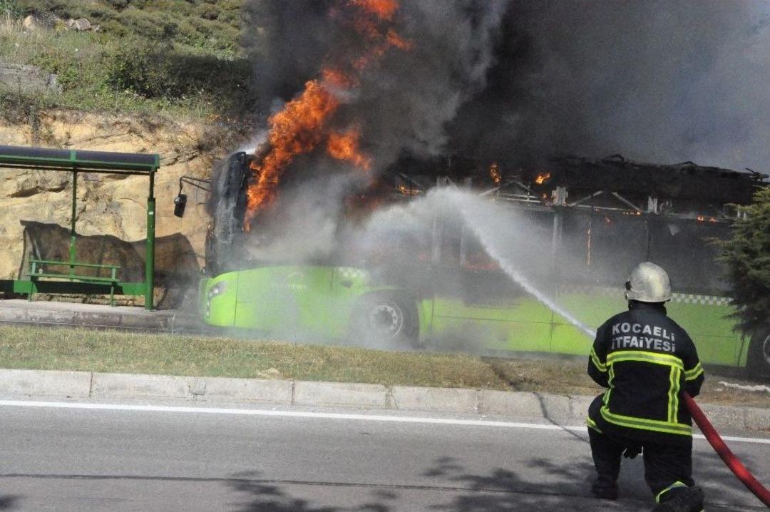 Seyir Halindeki Halk Otob&uuml;s&uuml; Alev Alev Yandı