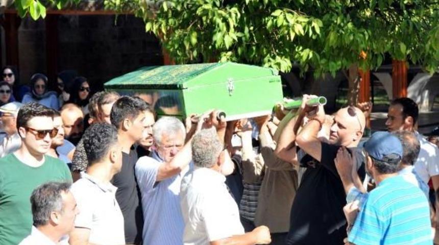 Oyuncu Hatice Şendil'in Acı G&uuml;n&uuml;