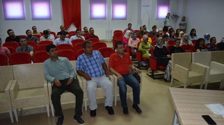 Besni&rsquo;de Sosyal Hizmet M&uuml;d&uuml;rl&uuml;ğ&uuml; &Ccedil;alışma Alanları Sağlık &Ccedil;alışanlarına Anlatıldı