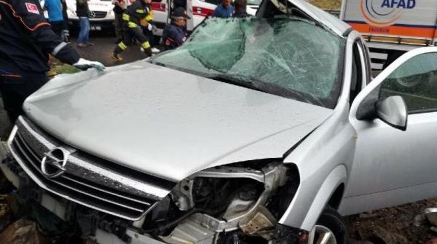 Erzurum'da Otomobille Kamyonet &Ccedil;arpıştı: 3 &Ouml;l&uuml;, 1 Yaralı