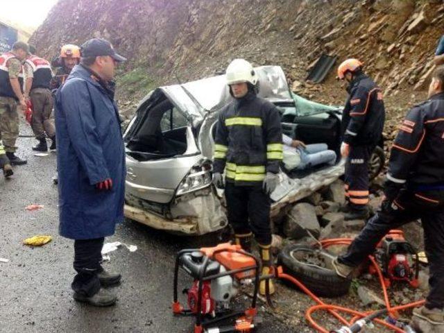 Erzurum'da Otomobille Kamyonet Çarpıştı: 3 Ölü, 1 Yaralı