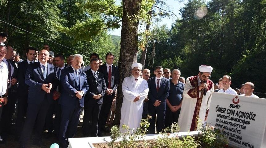 Bakan Arslan, Sinop&rsquo;ta 15 Temmuz Şehidinin Kabrini Ziyaret Etti