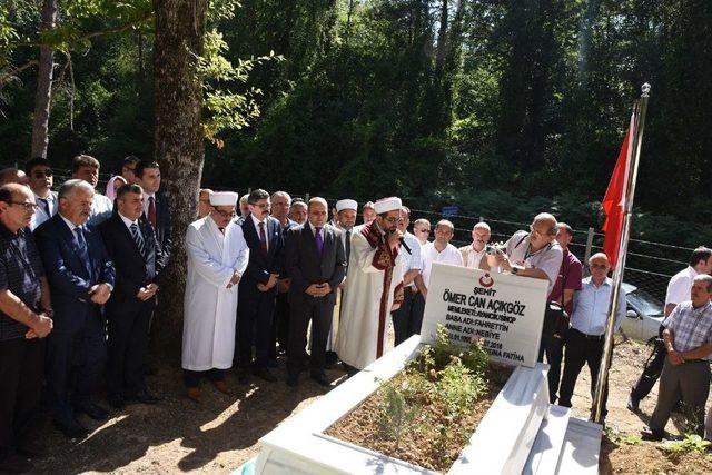 Bakan Arslan, Sinop’ta 15 Temmuz Şehidinin Kabrini Ziyaret Etti