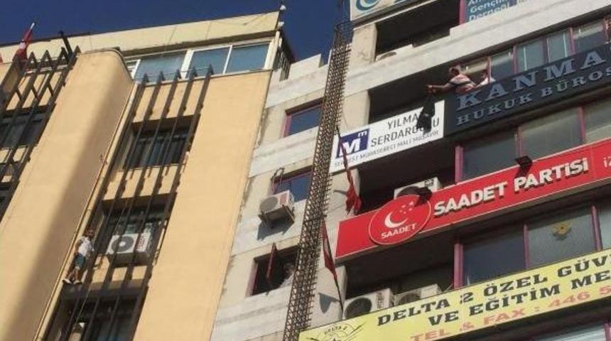 İşyeri M&uuml;h&uuml;rlendi Belediye Binasindan Atlamak Istedi