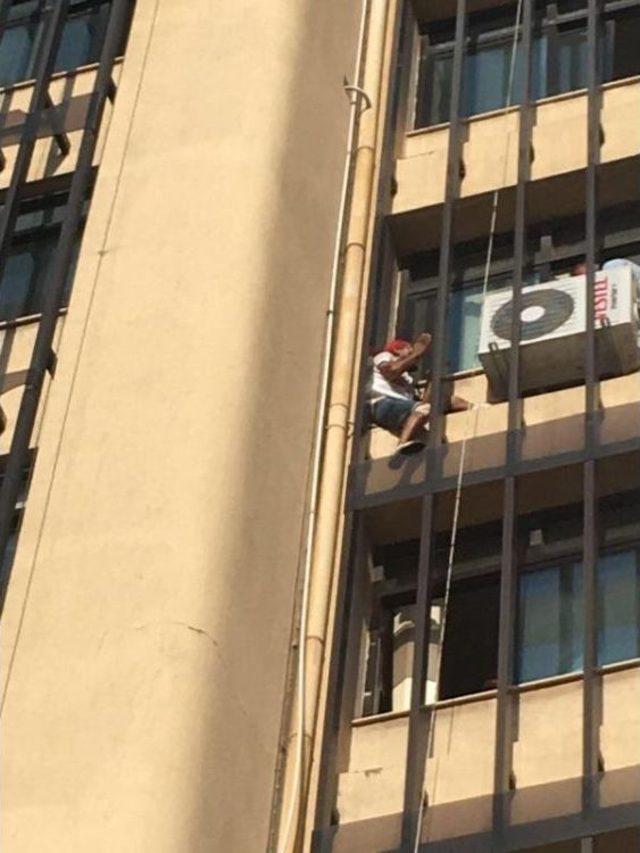 İşyeri M&uuml;h&uuml;rlendi Belediye Binasindan Atlamak Istedi 1