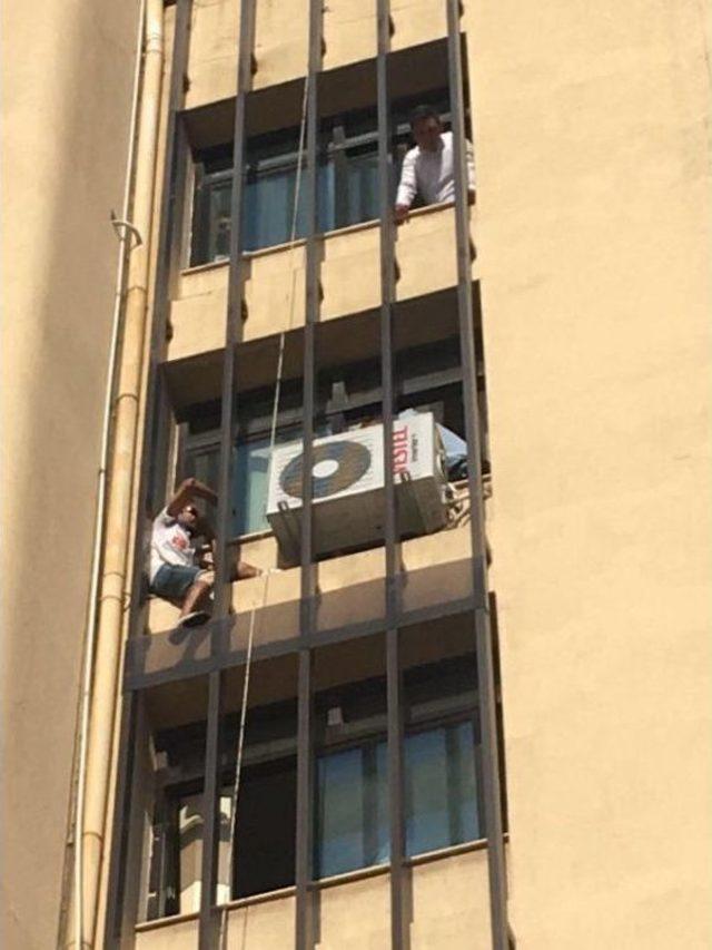 İşyeri M&uuml;h&uuml;rlendi Belediye Binasindan Atlamak Istedi 2