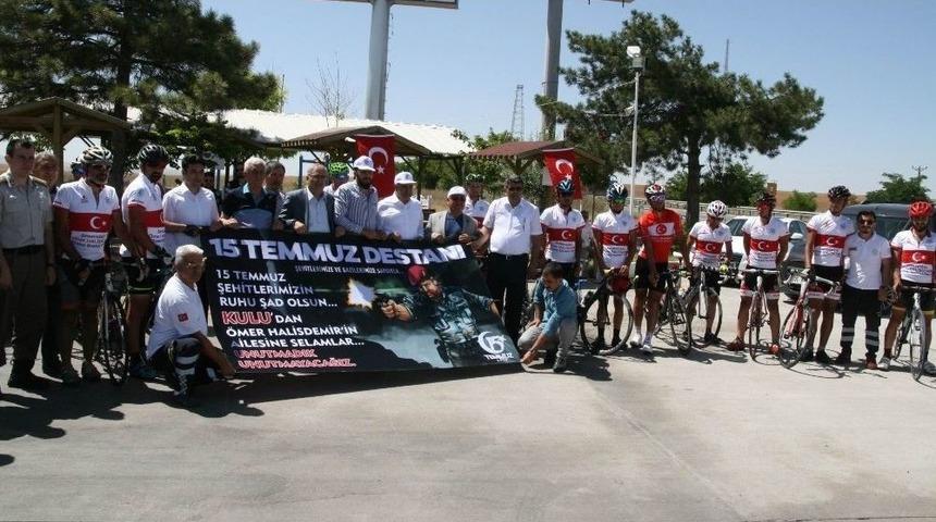 Şehit &Ouml;mer Halisdemir&rsquo;in Kabrine Kulu&rsquo;dan Toprak