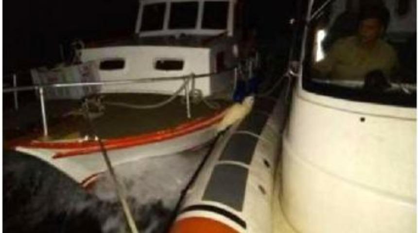 Motoru Arızalanan Teknedeki 3 Kişi Kurtarıldı