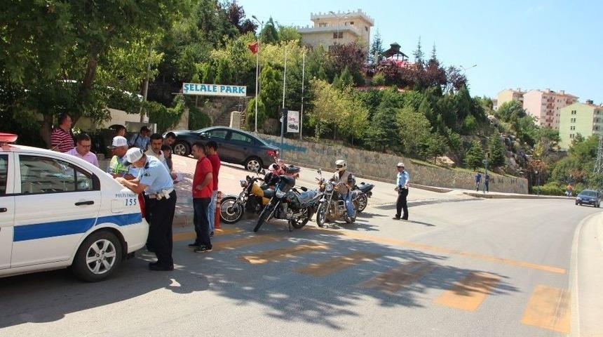 Bilecik Emniyeti Motosiklet S&uuml;r&uuml;c&uuml;lerine Ge&ccedil;it Vermiyor