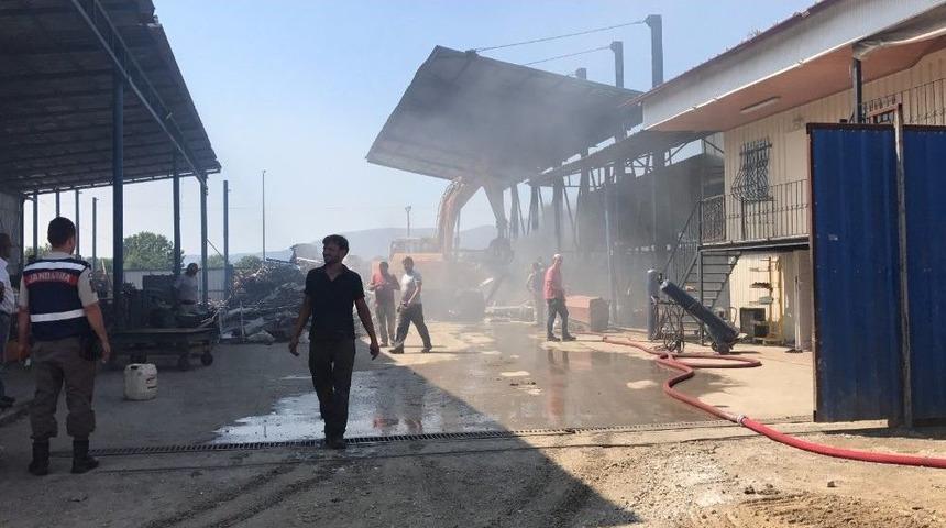 Yangını İş Makinası Ve İtfaiye S&ouml;nd&uuml;rd&uuml;