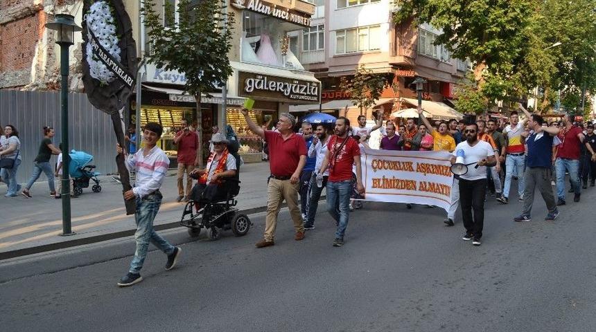 Taraftarlardan Belediyeye Siyah &Ccedil;elenk