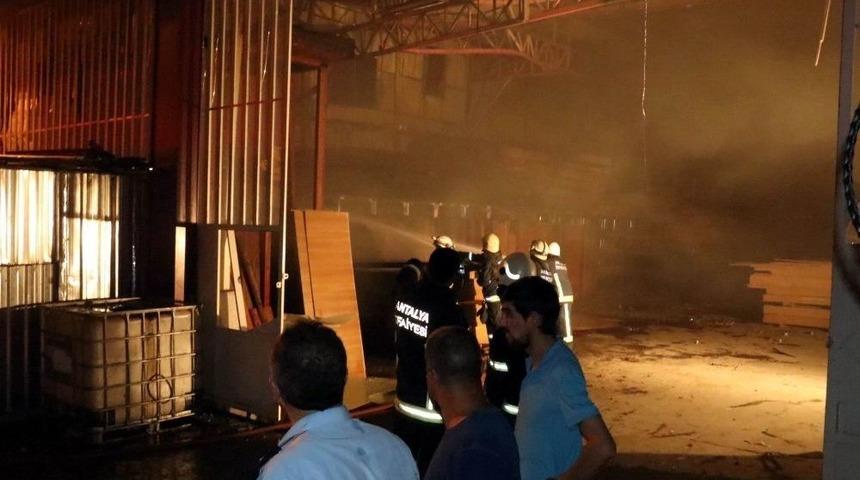Antalya&rsquo;da Orman &Uuml;r&uuml;nleri Firmasında Yangın
