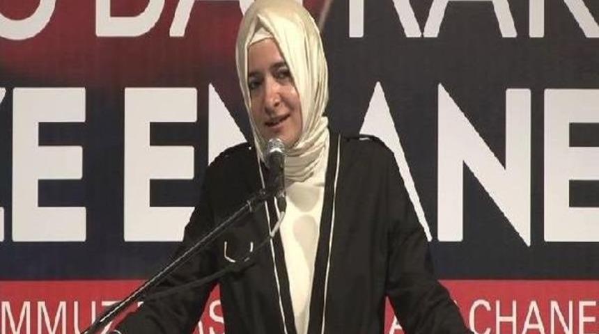 15 Temmuz Gecesi Cumhurbaşkanına Teslim Edilmek &Uuml;zere 41 Şehit Yakını Ve Gaziye T&uuml;rk Bayrağı Verildi