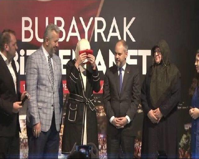 15 Temmuz Gecesi Cumhurbaşkanına Teslim Edilmek Üzere 41 Şehit Yakını Ve Gaziye Türk Bayrağı Verildi