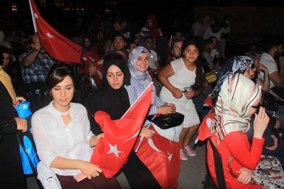 Cumhurbaşkanı Erdoğan&rsquo;a Teslim Edilecek T&uuml;rk Bayrağı İstanbul&rsquo;dan Yola &Ccedil;ıktı