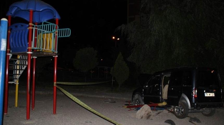 Babasının Aracını Ka&ccedil;ırdı, Oyun Parkına Daldı: 1&rsquo;i Ağır 2 Yaralı