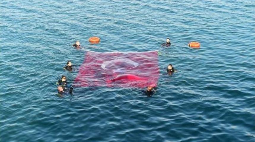 İznik G&ouml;l&uuml;'n&uuml;n Ortasında Dalgı&ccedil;lar T&uuml;rk Bayrağı A&ccedil;tı