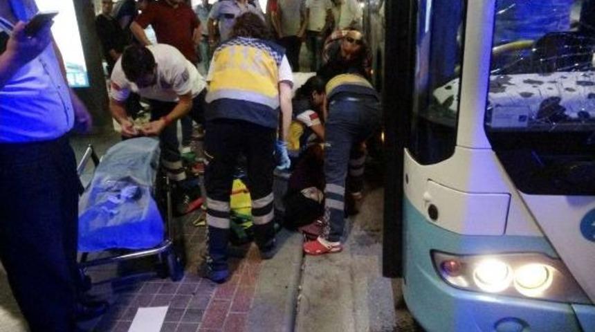 Belediye Otob&uuml;s&uuml; Yolculara &Ccedil;arptı: 5 Yaralı