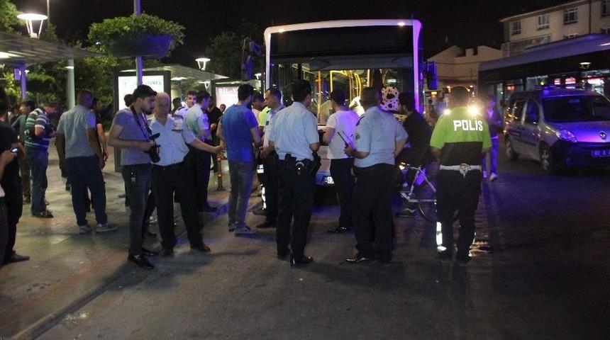 Belediye Otob&uuml;s&uuml; Yolcuların Arasına Daldı: 5 Yaralı