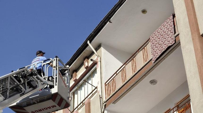 Ankara İtfaiyesi Ayağı Yağmurluğa Takılan Kırlangı&ccedil; İ&ccedil;in Alarma Ge&ccedil;ti