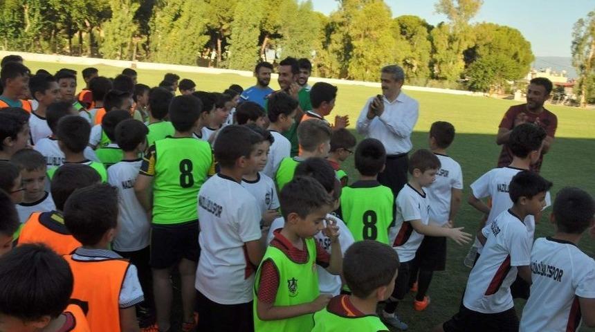 Başkan Alıcık, Yaz Okulu Futbol Kursu &Ouml;ğrencilerini İzledi