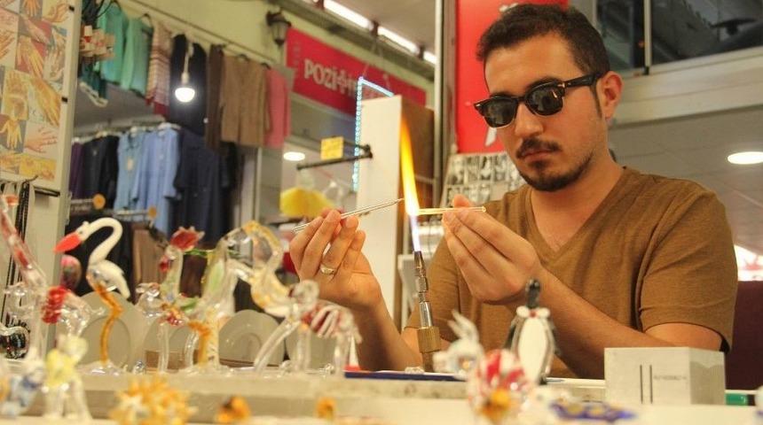 Ateşte Erittiği Cama Nefesiyle Şekil Veriyor