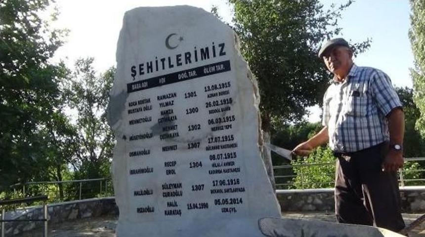 &Ccedil;anakkaleli Muhtardan K&ouml;y&uuml;n Şehitleri I&ccedil;in Anıt