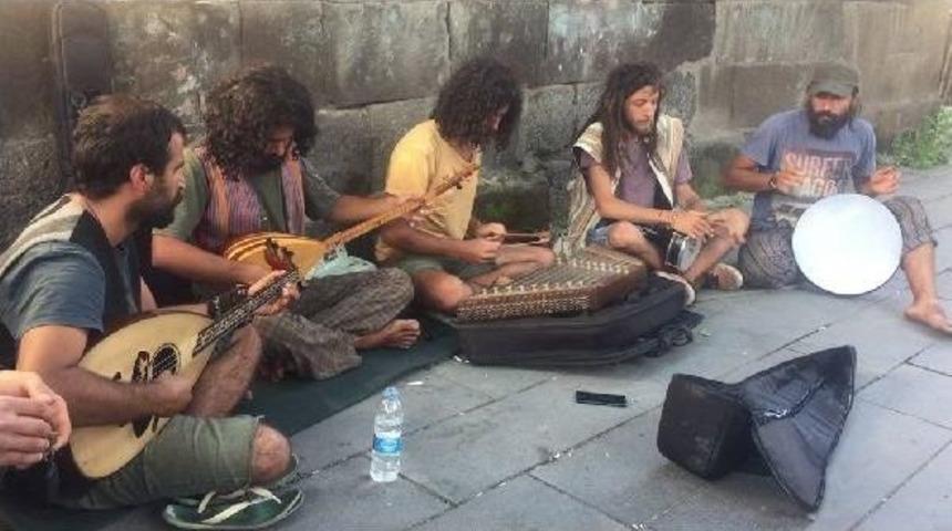 Sokak Sanat&ccedil;ıları Tarihi Kent Kars&rsquo;Ta