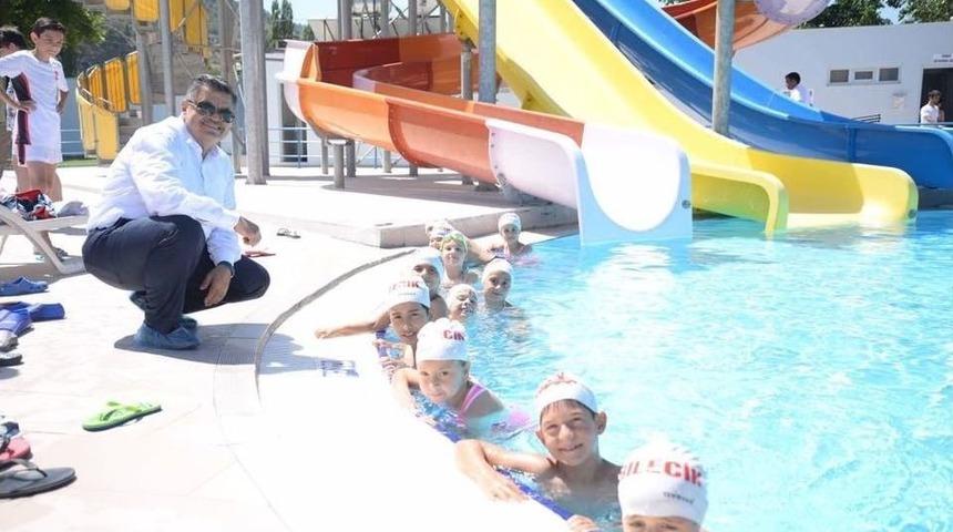 Başkan Yağcı, Su Eğlence D&uuml;nyası&rsquo;nda &Ccedil;ocuklarla Bir Araya Geldi