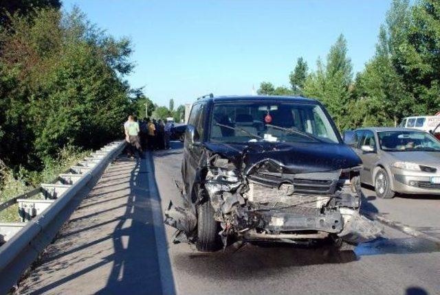 İkiye Bölünen Traktörün Sürücüsü Yara Almadan Kurtuldu